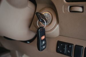 Clé de voiture sur le contact