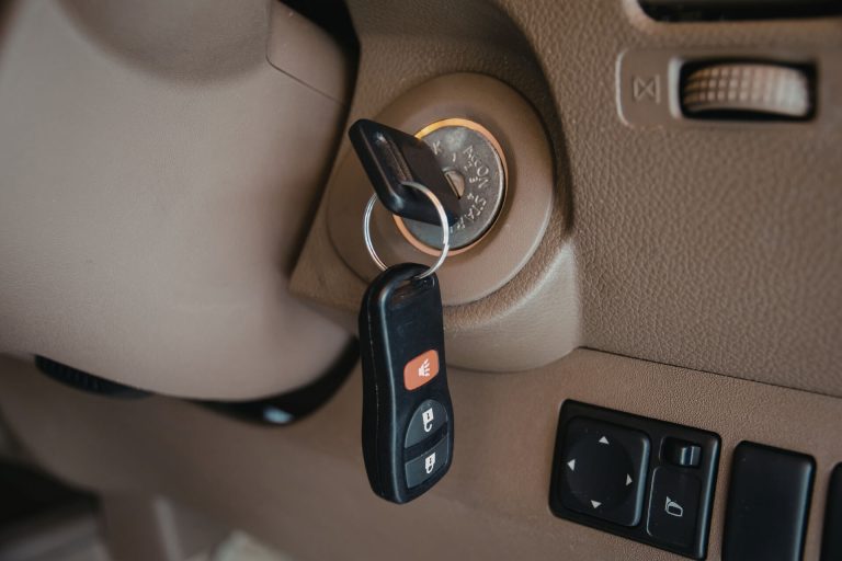 Clé de voiture sur le contact